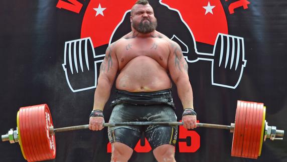 Un hombre levanta media tonelada y se desmaya después