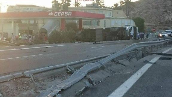 Siete heridos, cuatro de ellos graves, en una brutal colisión entre un camión y varios coches en Petrer