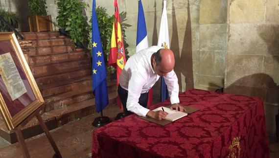 Las instituciones muestran su solidaridad con Niza y condenan el atentado