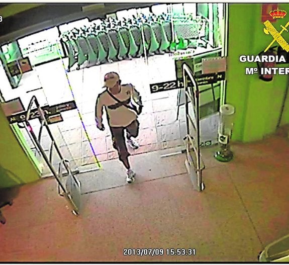 Las huellas permiten atrapar tres años después al asaltante de un 'súper' de Guardamar