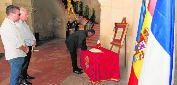 Alicante se solidariza con Niza, con la que está hermanada desde 1968