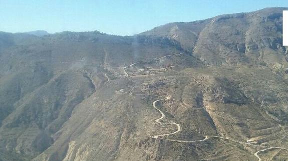 Controlado el incendio forestal en la sierra de Crevillent