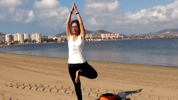 Practica un ejercicio de yoga cada día con laverdad.es