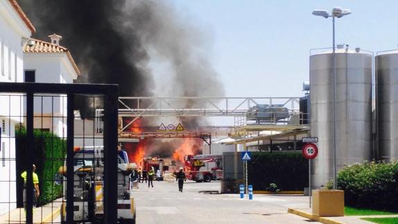 El incendio en la fábrica de Ybarra deja en el aire el futuro de más de 200 familias