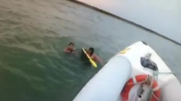 Rescatan a dos menores arrastrados por la corriente mar adentro