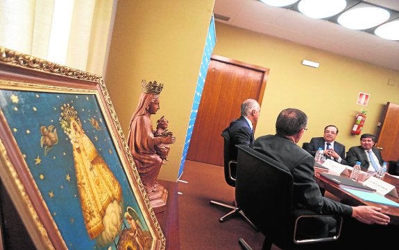 La Archicofradía de Monserrate recibe tres obras con la imagen de la patrona