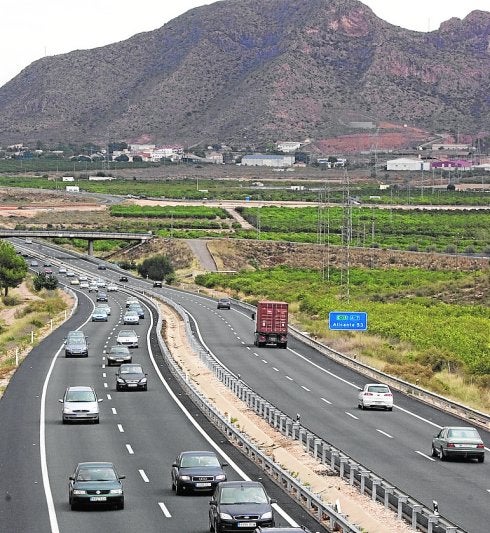 Fomento aprueba el proyecto del tercer carril de la autovía Alicante-Murcia para aliviarla