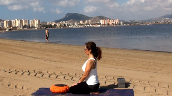 Practica la postura del niño con 'balasana' y relaja tu cuerpo