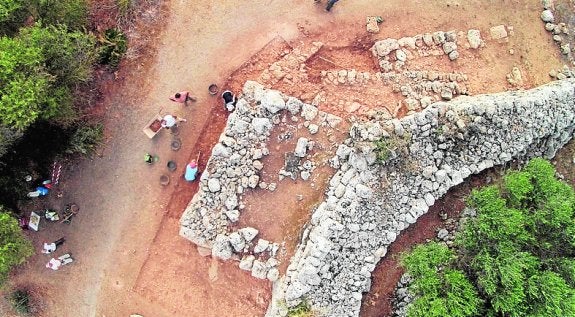 Arqueólogos de la UA datan las murallas de Ciutadella en la misma época que el Tossal