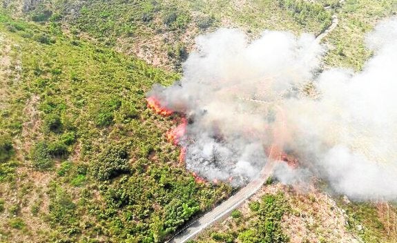 Un incendio en Parcent obliga a activar un gran despliegue