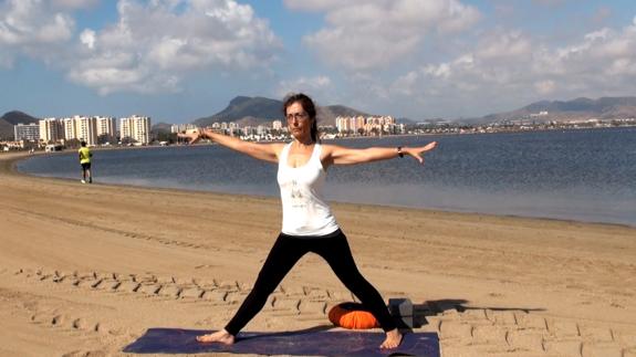 Fortalece tus músculos y mejora la digestión con 'virabhadrasana'