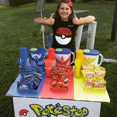 Una niña gana 180 euros al día con un puesto de refrescos en una 'poképarada'