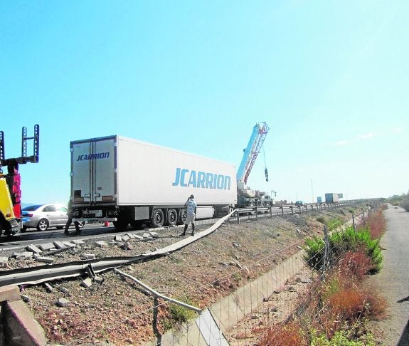 La colisión de un camión ocasiona largas colas en la A7