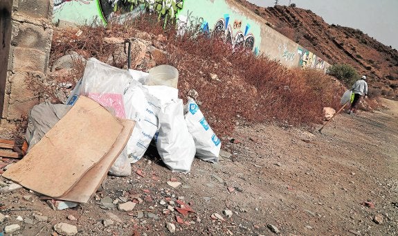 Varios murales con pintadas afean el futuro mirador y Centro del Cáñamo