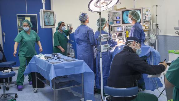 La espera para operarse en la Región se reduce en 21 días en un año