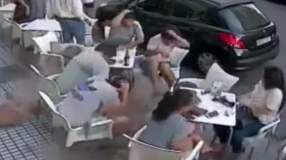 Se desprende una cornisa y cae sobre la terraza de un bar en Badajoz