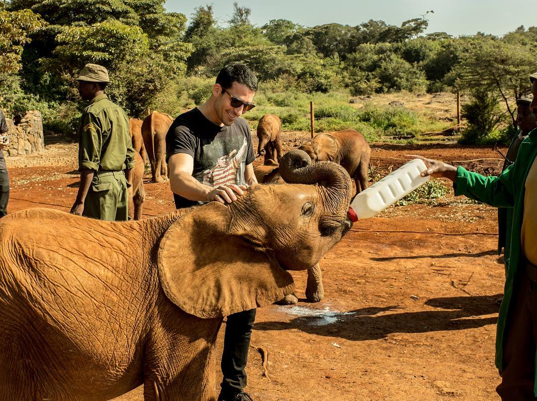 Miguel Ángel Silvestre visita un orfanato de elefantes