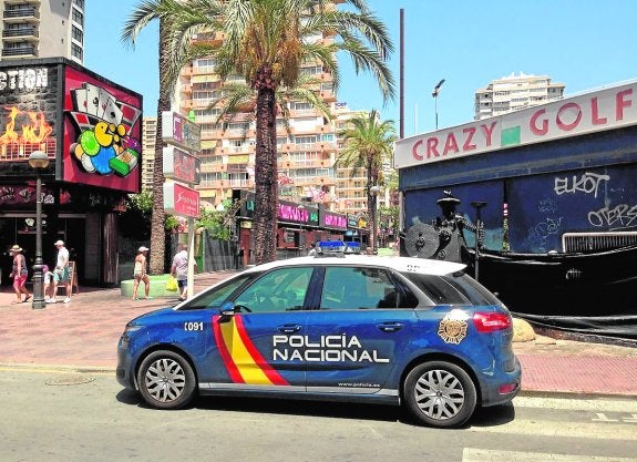 Detenida una turista por abandonar a sus hijos menores para ir de copas en Benidorm