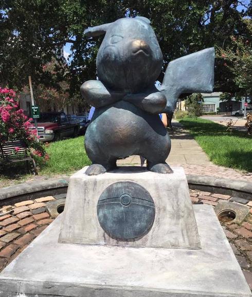 Aparece misteriosamente una estatua de Pikachu en una fuente de Nueva Orleans