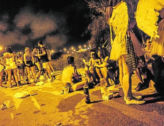 Las zonas de afluencia del botellón se vallarán para evitar la concentración