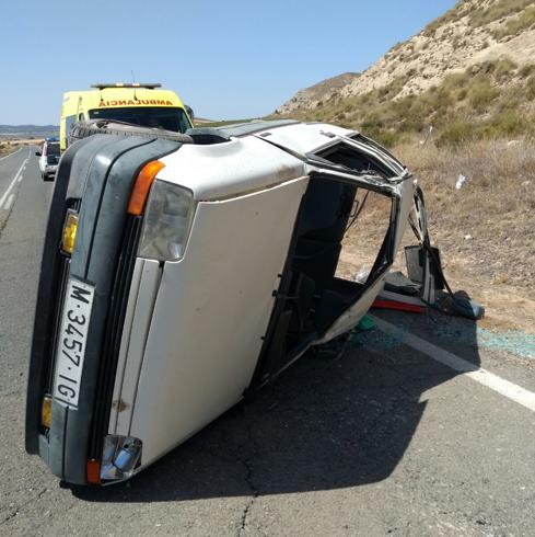 Tres heridos tras volcar su coche en Jumilla