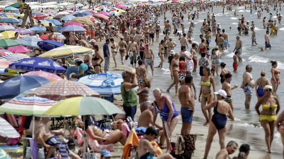 Desarrollarán un proyecto piloto para conocer el perfil del turista en las playas