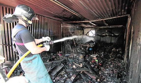 Una explosión origina un incendio en una cochera