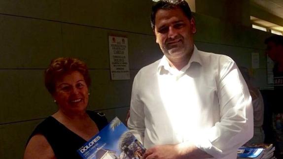 El alcalde de Dolores ha hecho entrega esta mañana de Libros de las Fiestas de 2016