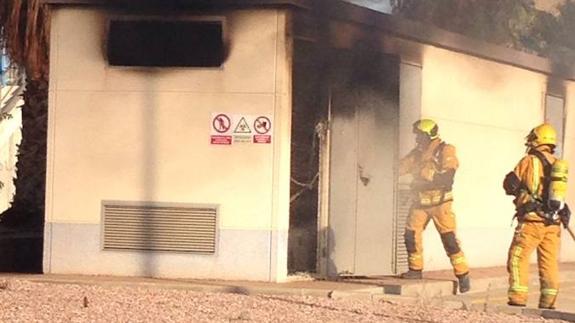 Un incendio calcina el centro de transformación eléctrico de la depuradora