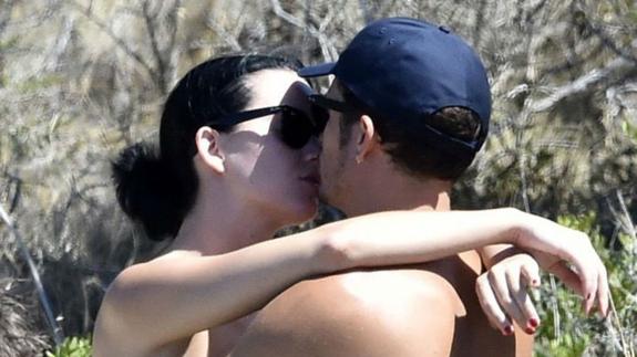 Orlando Bloom completamente desnudo con Katy Perry en Cerdeña