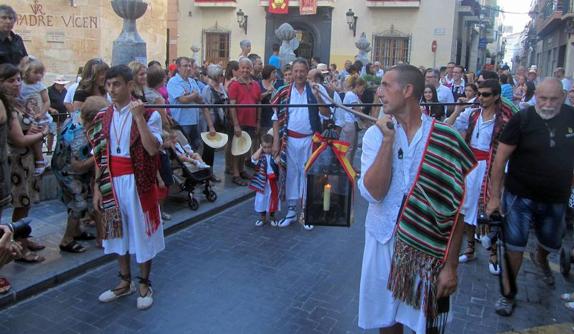 La subida a la Peña de Venancio abre las fiestas con la asistencia de 300 personas