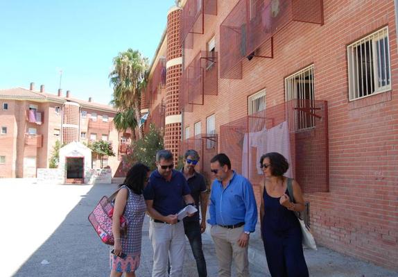La Conselleria de Vivienda analiza la deficiencias del grupo de casas San Pancracio