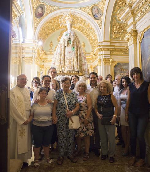 Amigos de la Nit de l'Albà inicia sus actividades en las fiestas con una ofrenda a la Virgen