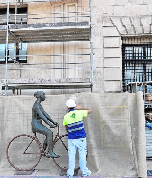 Andamios en la fachada del Almudí