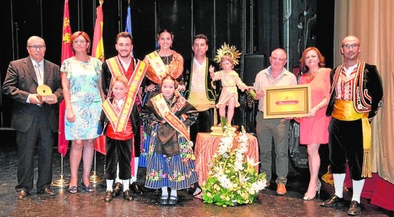 Los Vendimiadores y Bodegueros celebran un emocionado relevo