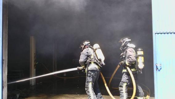 Apagan un incendio declarado en una nave de venta de gasoil en Lorca