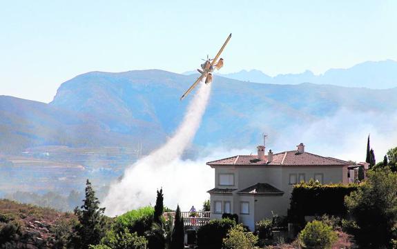 Un incendio junto al Montgó calcina casas y coches y desaloja a vecinos