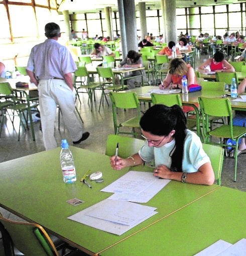 El Síndic critica la bolsa de Educación e insta a sacar a concurso las plazas de interinos