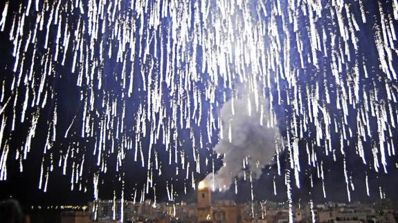 La Nit de l'Albà iluminará el cielo ilicitano con casi dos toneladas de pólvora