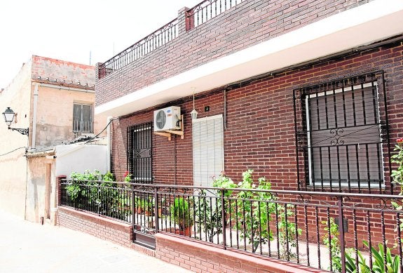 Tres encapuchados asaltan la casa de una pareja de ancianos y le dan una paliza al marido