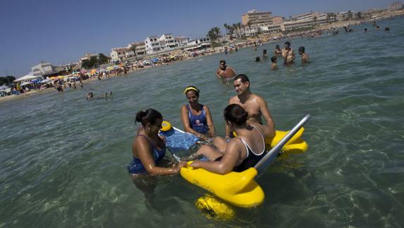 La Comunitat dispone de 80 puntos de playas accesibles para discapacitados