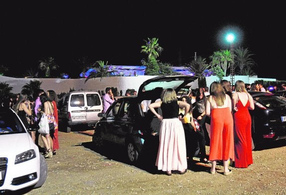 Vecinos de Cabo de Palos aplauden el control del botelleo pero advierten de nuevos focos