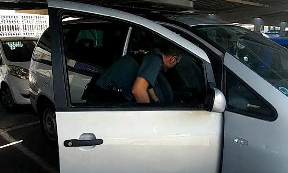 Salvan a un bebé inconsciente al que su padre dejó solo en el coche para comprar