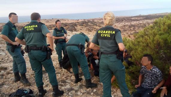 Interceptan tres pateras con 30 inmigrantes en la costa de la Región