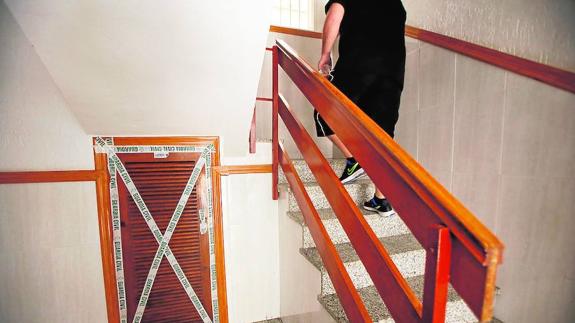 Prisión sin fianza para el hombre que mató y emparedó a su mujer