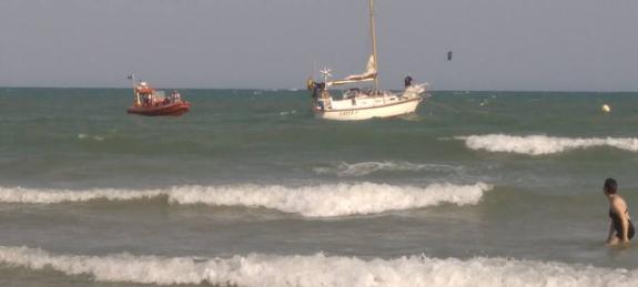 Un velero a la deriva invade una zona de baño en La Marina