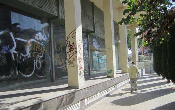 Vecinos de Los Arcos critican la falta de limpieza en los aledaños del Segura