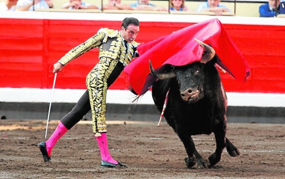 Solo una oreja al oficio de Ponce en una tarde desabrida y ruidosa