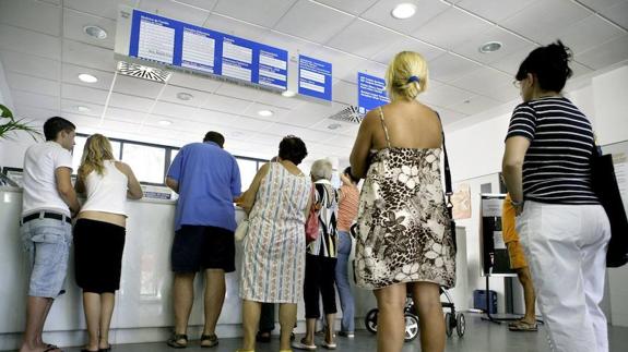 El aumento de visitantes y la reducción de plantillas saturan los centros de salud