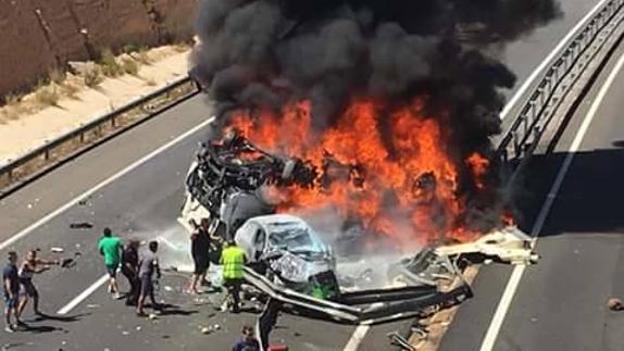 Cuatro muertos en un accidente entre un camión y dos coches en la A-7, a la altura de Elche